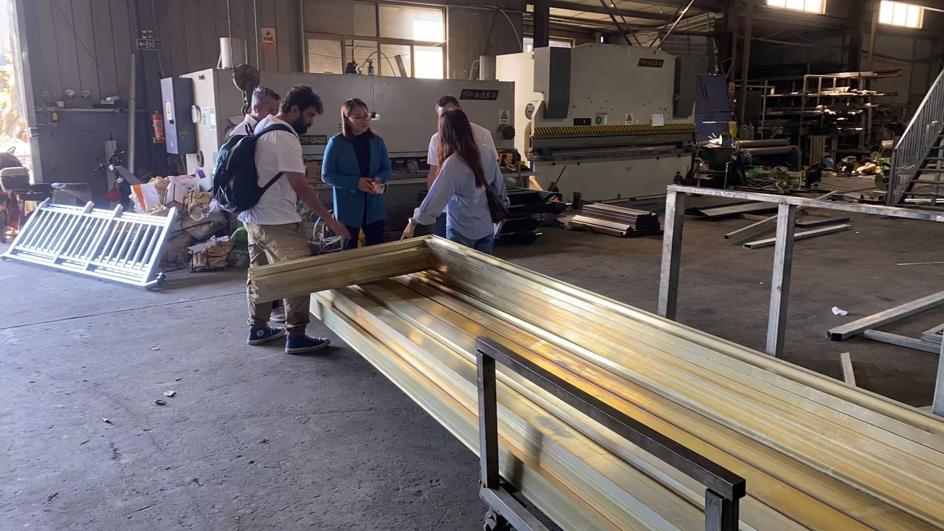 Un cliente di Dubai ispeziona le soluzioni di ringhiere in acciaio inossidabile presso Vionta Metal