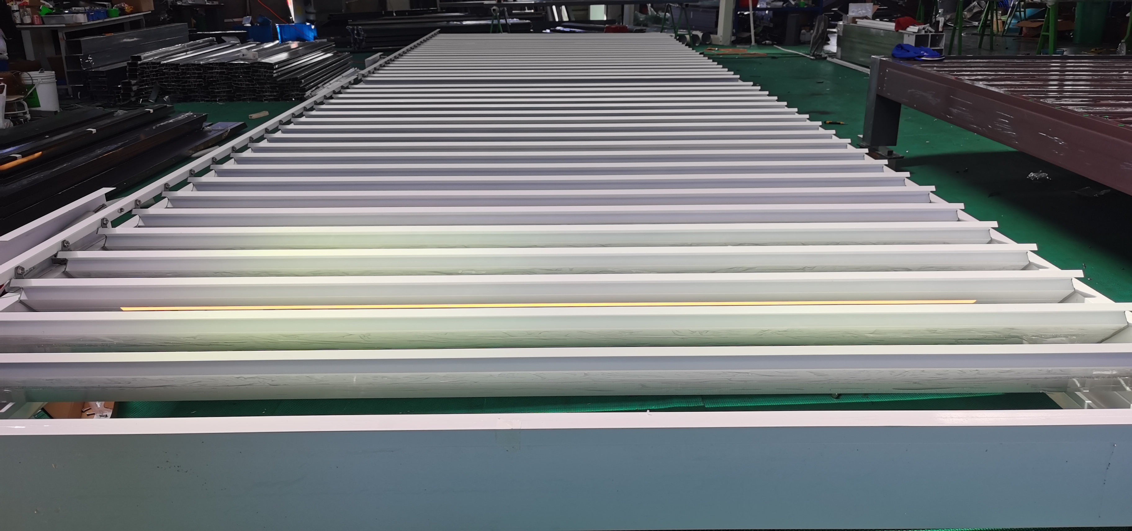 Pergola elettrica con persiane in alluminio su misura spedita con successo in Spagna