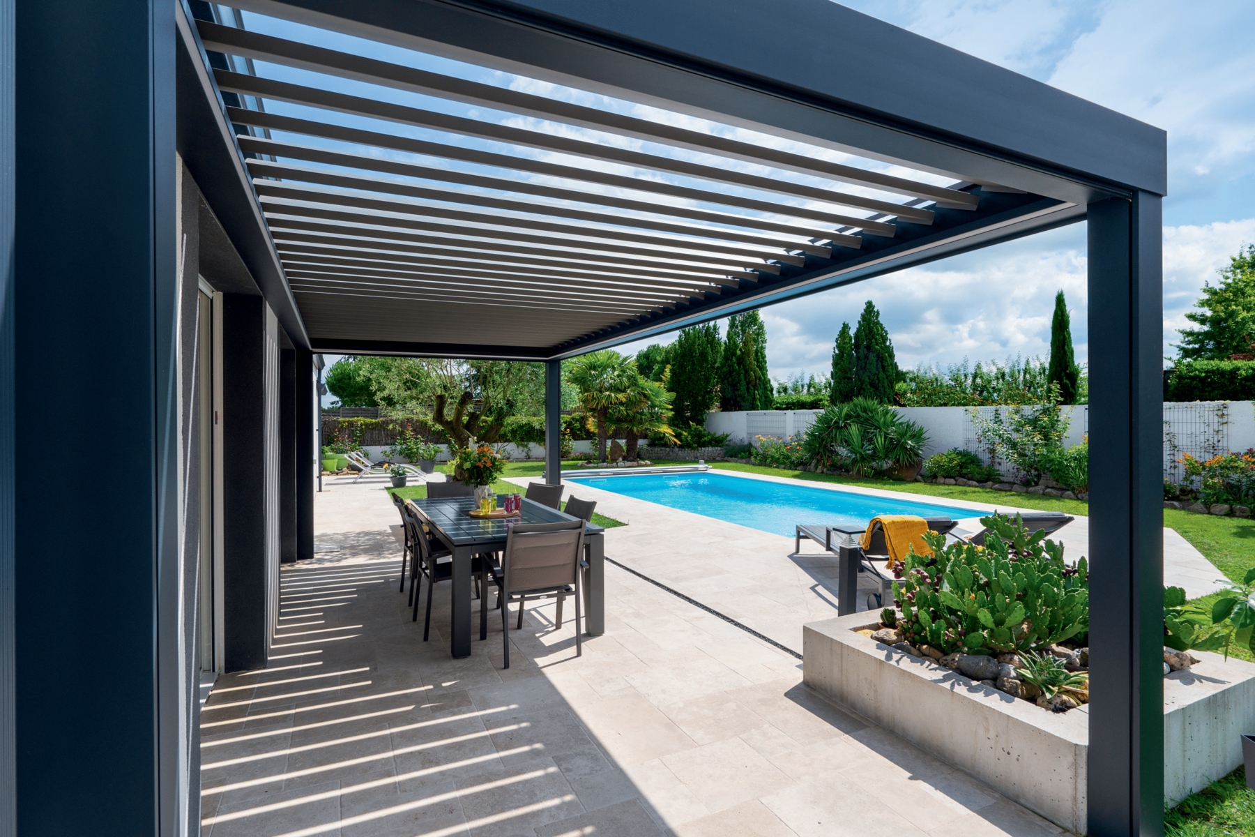 Quanto è impermeabile una pergola con persiane in alluminio durante forti piogge e come dovrebbe essere testata la sua capacità di drenaggio?