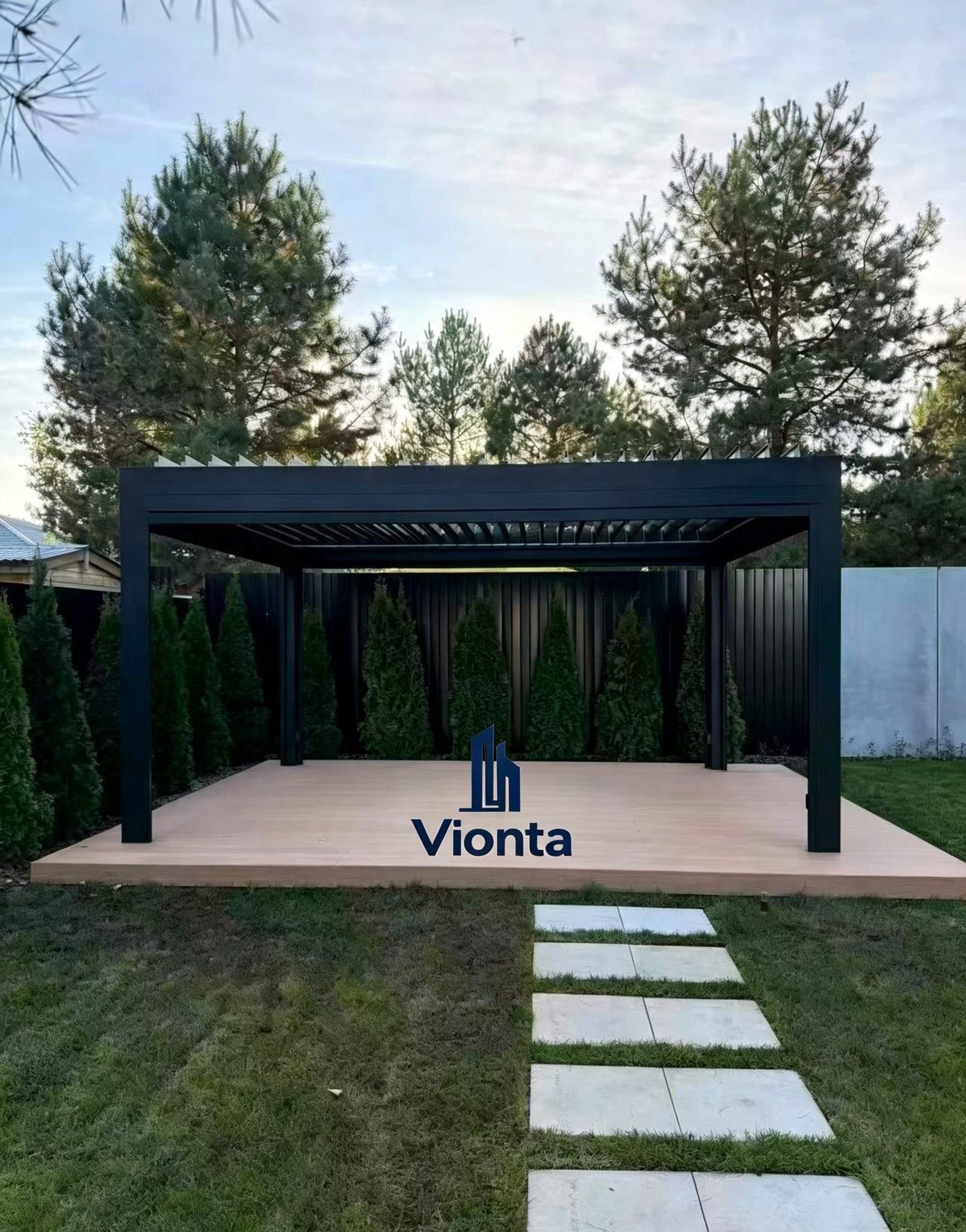 Un cliente russo condivide l'installazione di una pergola in alluminio nero finito